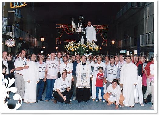2004.jpg - Comitato e devoti portatori anno 2004